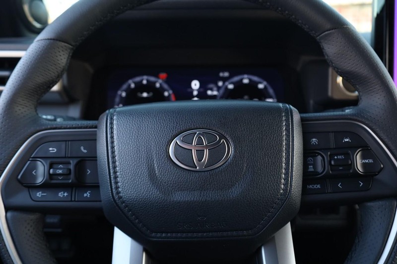 Toyota 4Runner Vehicle Full-screen Gallery Image 9