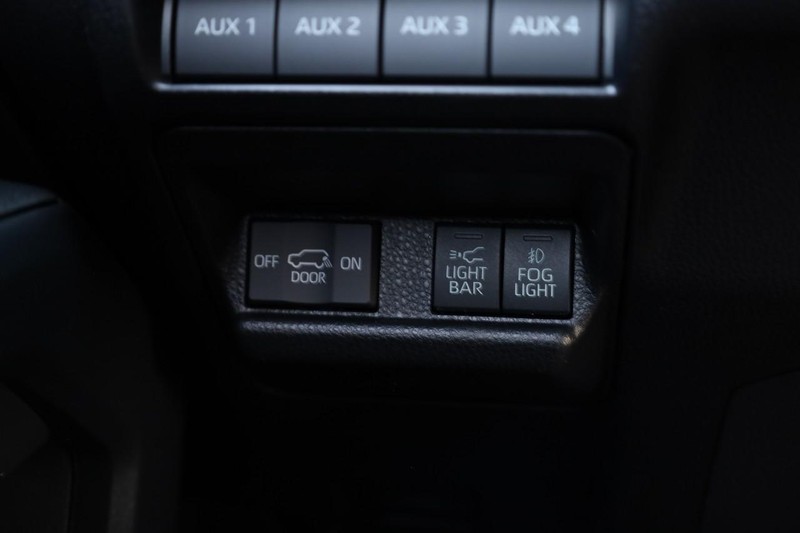 Toyota 4Runner Vehicle Full-screen Gallery Image 19