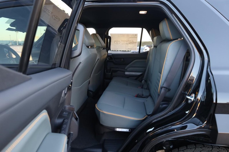 Toyota 4Runner Vehicle Full-screen Gallery Image 22