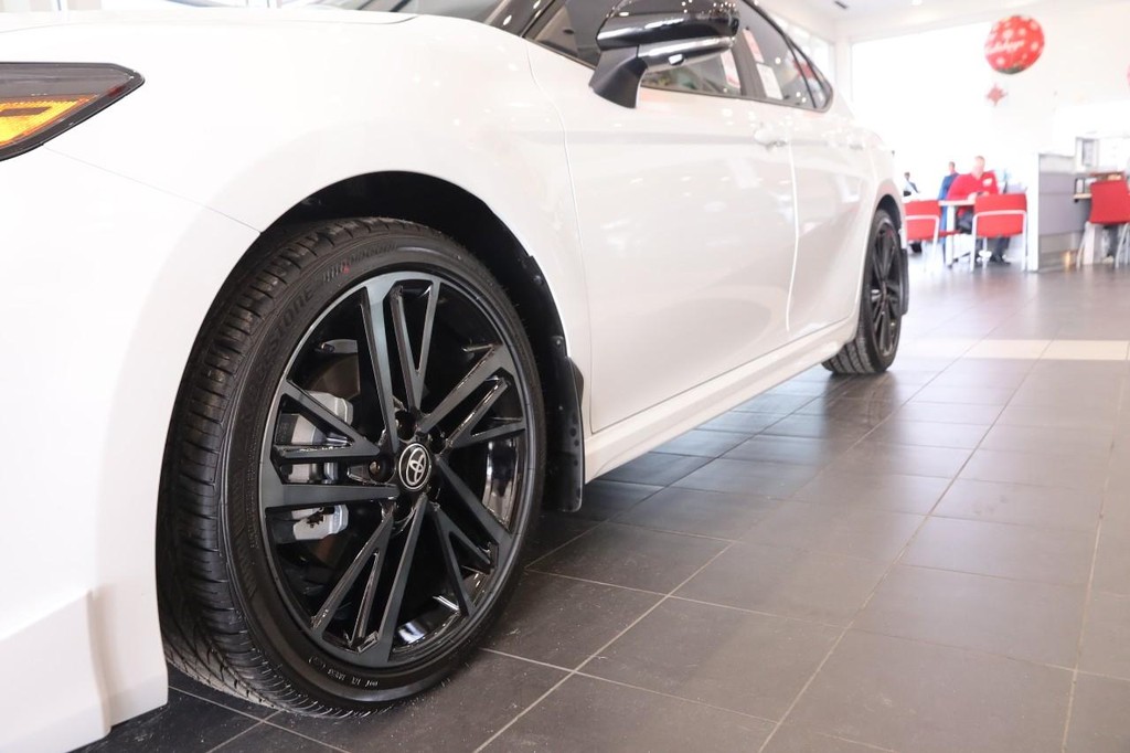 Toyota Camry Vehicle Full-screen Gallery Image 3