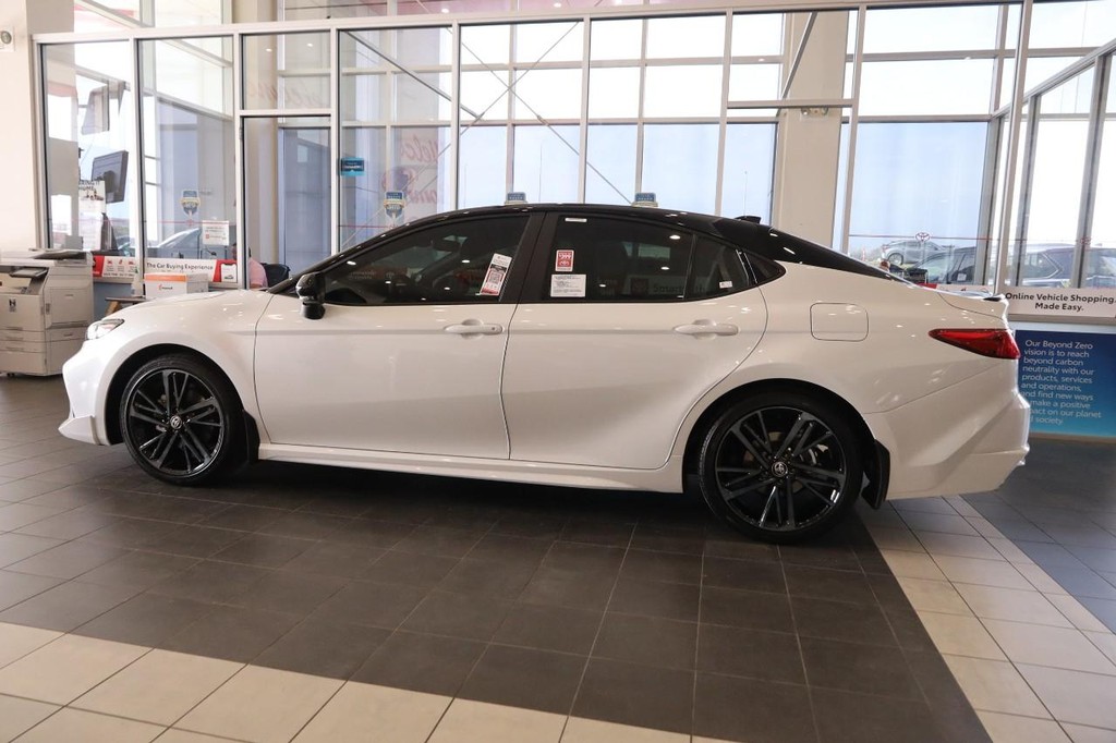 Toyota Camry Vehicle Full-screen Gallery Image 5