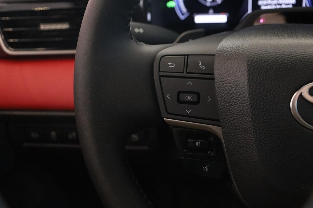 Toyota Camry Vehicle Full-screen Gallery Image 12