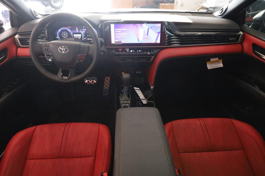 Toyota Camry Vehicle Full-screen Gallery Image 21