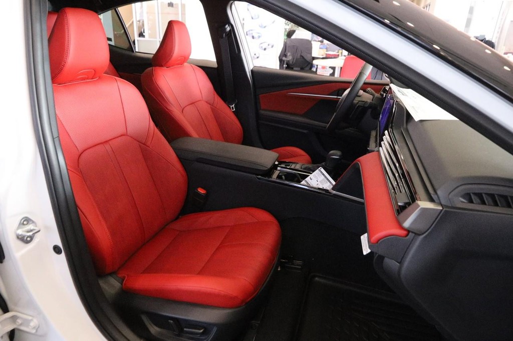 Toyota Camry Vehicle Full-screen Gallery Image 26