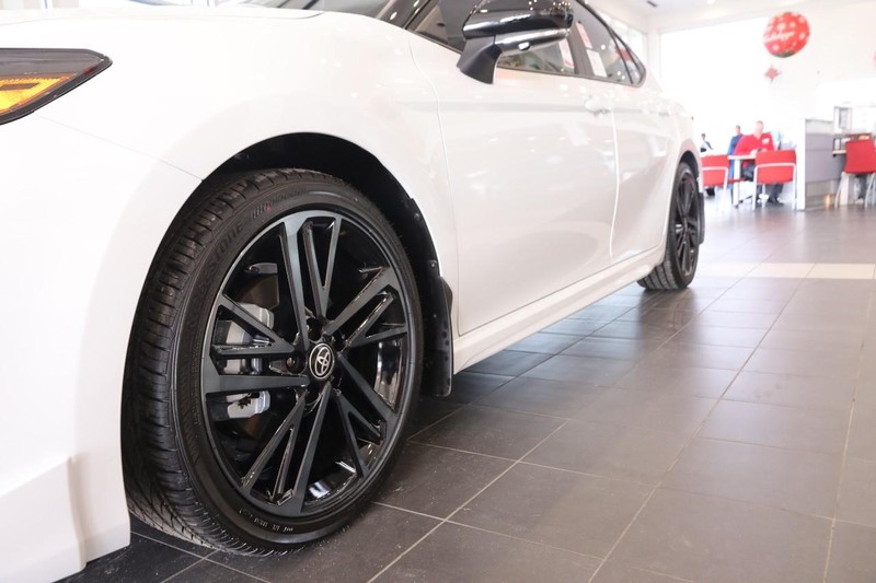 Toyota Camry Vehicle Full-screen Gallery Image 3