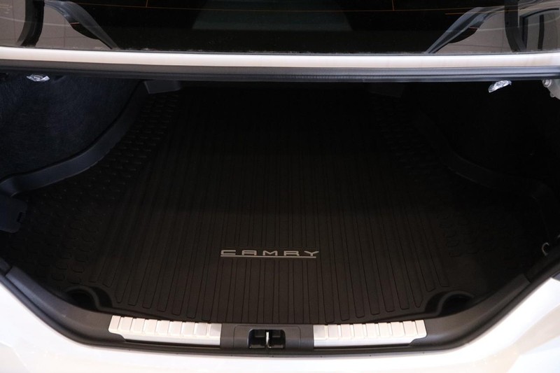 Toyota Camry Vehicle Full-screen Gallery Image 7