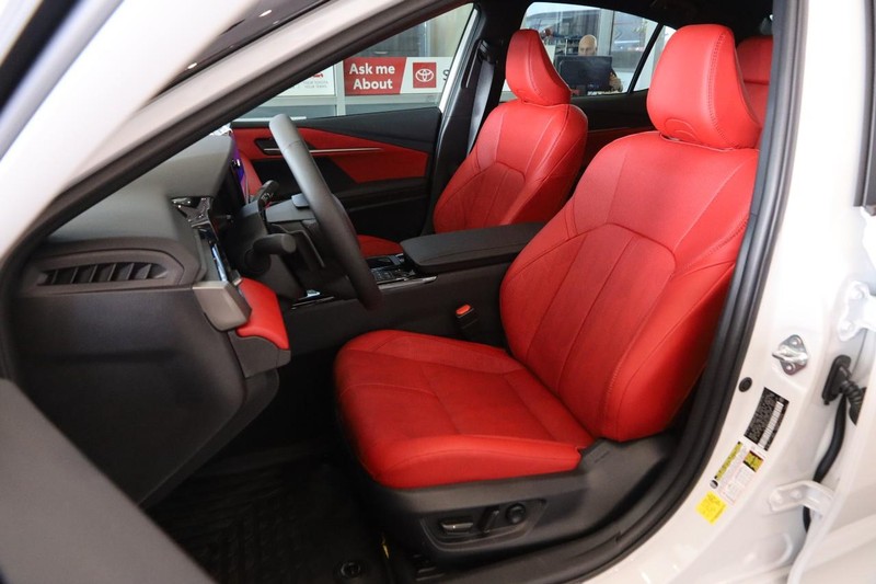 Toyota Camry Vehicle Full-screen Gallery Image 8