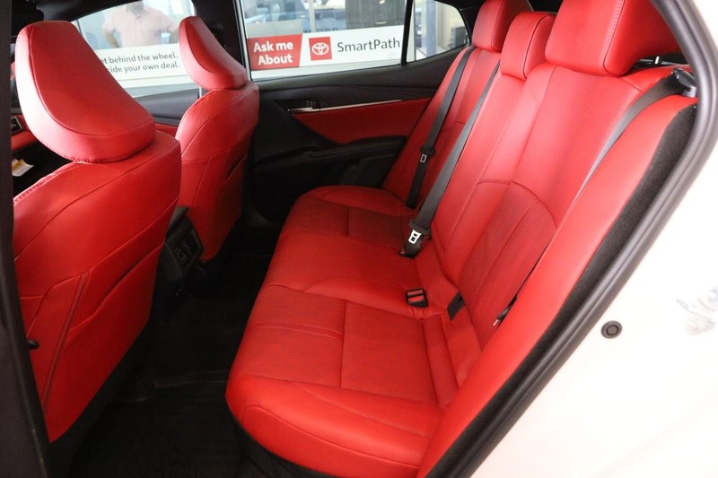 Toyota Camry Vehicle Full-screen Gallery Image 9