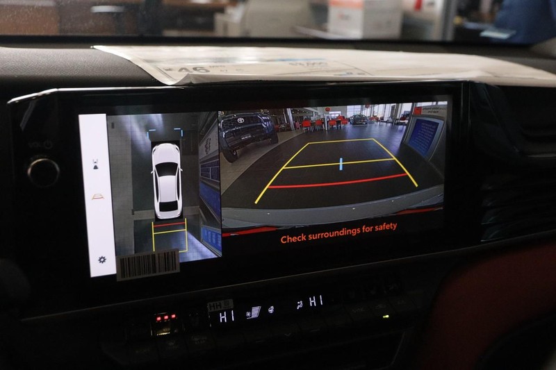 Toyota Camry Vehicle Full-screen Gallery Image 17