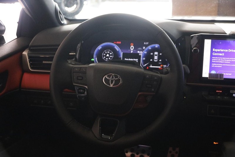 Toyota Camry Vehicle Full-screen Gallery Image 23