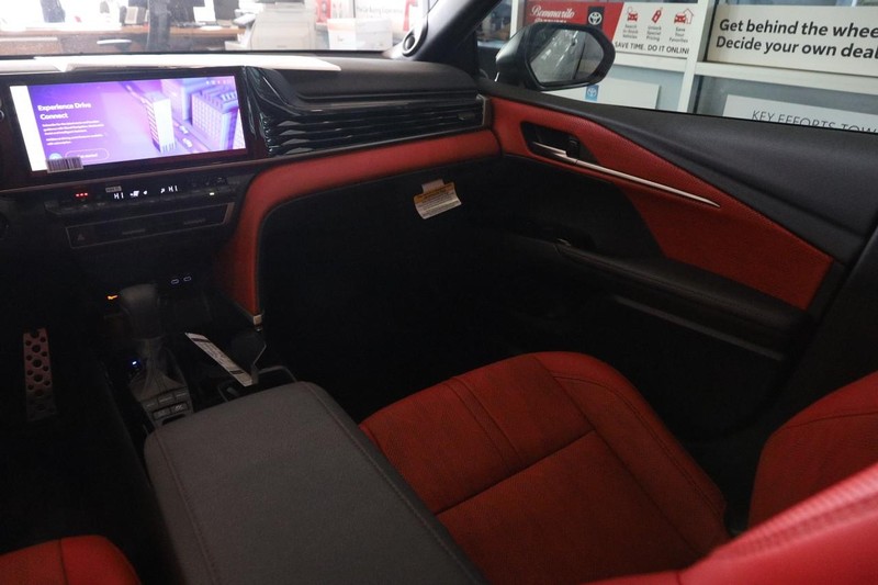 Toyota Camry Vehicle Full-screen Gallery Image 25