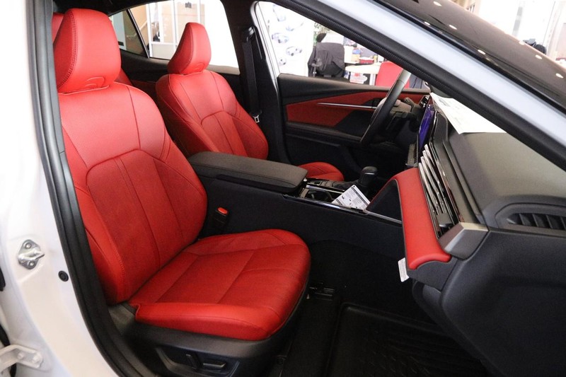 Toyota Camry Vehicle Full-screen Gallery Image 26