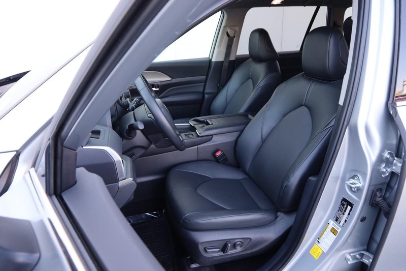 Toyota Grand Highlander Vehicle Full-screen Gallery Image 9