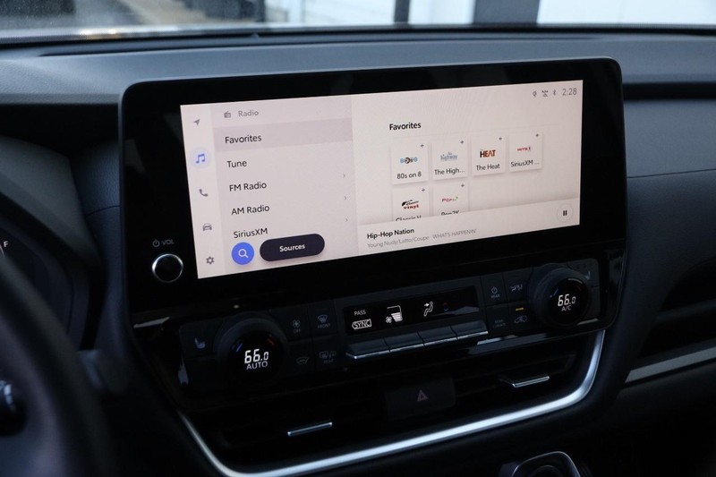Toyota Grand Highlander Vehicle Full-screen Gallery Image 17