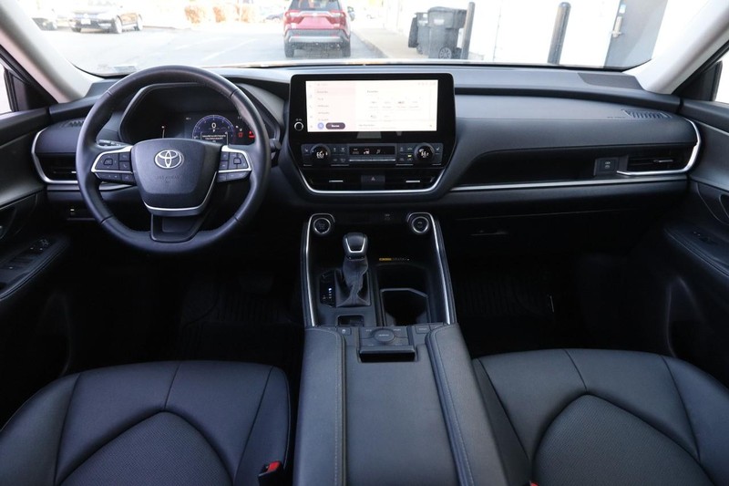 Toyota Grand Highlander Vehicle Full-screen Gallery Image 23