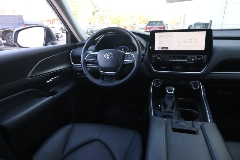 Toyota Grand Highlander Vehicle Full-screen Gallery Image 24