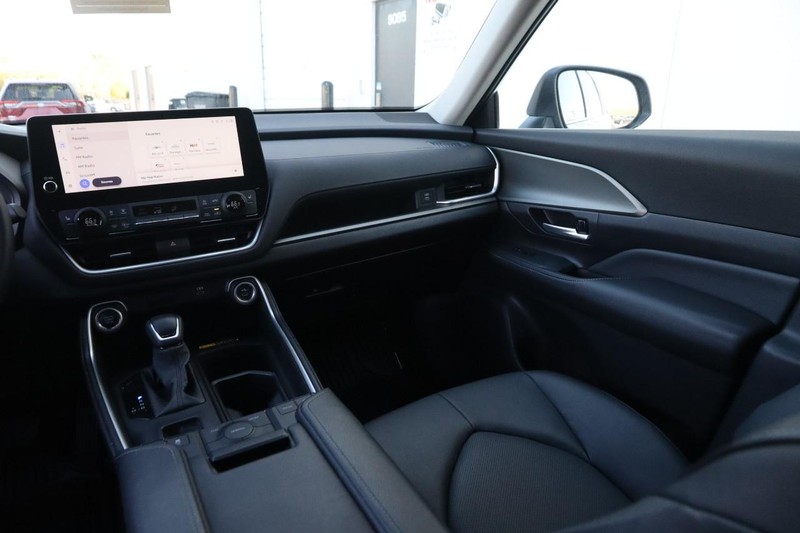 Toyota Grand Highlander Vehicle Full-screen Gallery Image 27