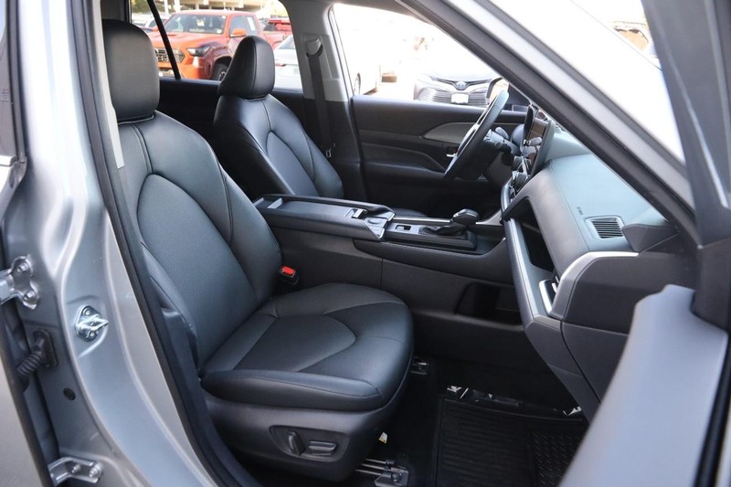 Toyota Grand Highlander Vehicle Full-screen Gallery Image 28