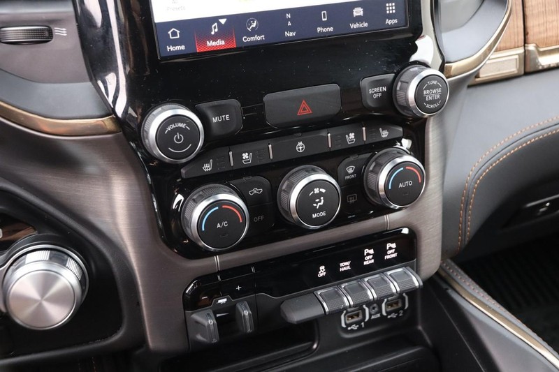 Ram 1500 Vehicle Full-screen Gallery Image 18