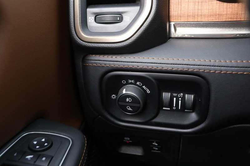 Ram 1500 Vehicle Full-screen Gallery Image 21