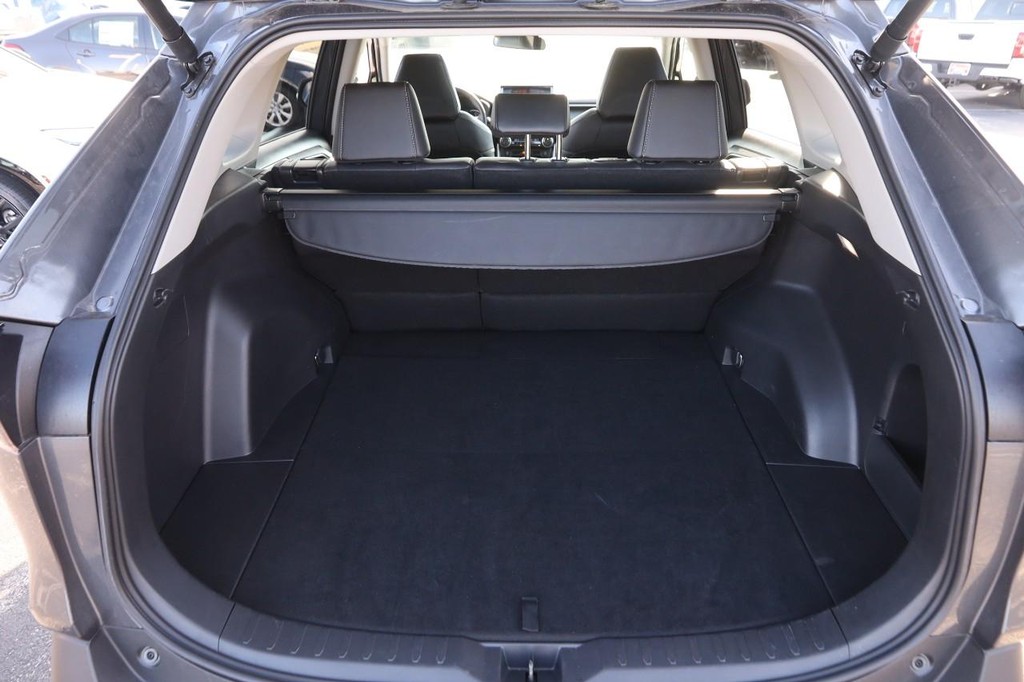 Toyota RAV4 Vehicle Full-screen Gallery Image 7