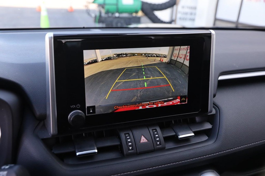 Toyota RAV4 Vehicle Full-screen Gallery Image 17