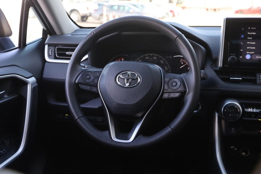 Toyota RAV4 Vehicle Full-screen Gallery Image 23