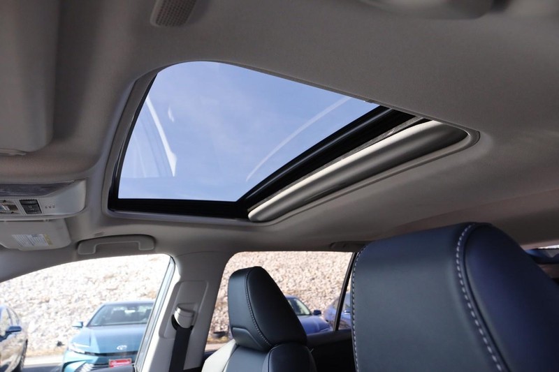 Toyota RAV4 Vehicle Full-screen Gallery Image 9