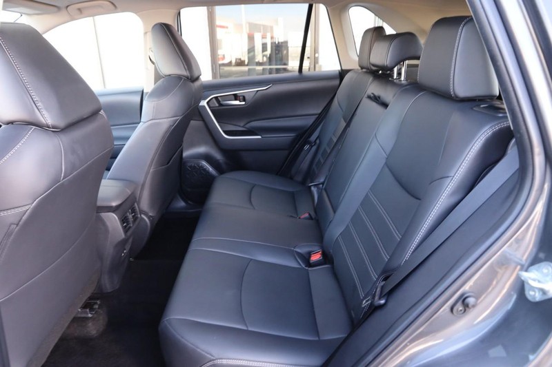 Toyota RAV4 Vehicle Full-screen Gallery Image 11