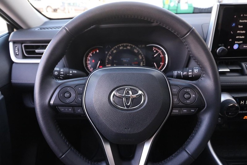 Toyota RAV4 Vehicle Full-screen Gallery Image 12