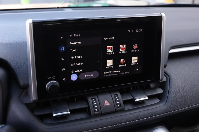 Toyota RAV4 Vehicle Full-screen Gallery Image 16