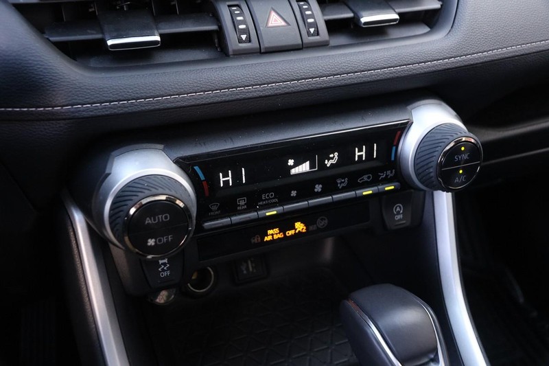 Toyota RAV4 Vehicle Full-screen Gallery Image 18