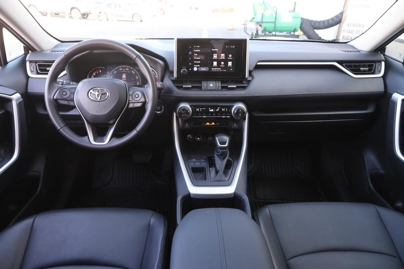 Toyota RAV4 Vehicle Full-screen Gallery Image 21
