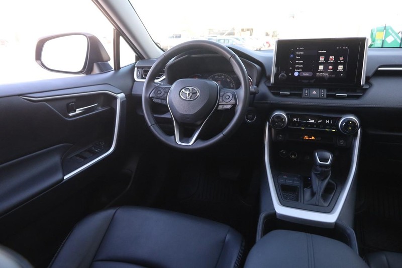 Toyota RAV4 Vehicle Full-screen Gallery Image 22