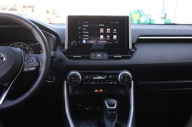 Toyota RAV4 Vehicle Full-screen Gallery Image 24