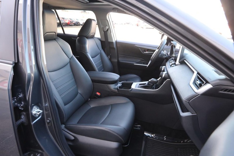 Toyota RAV4 Vehicle Full-screen Gallery Image 26