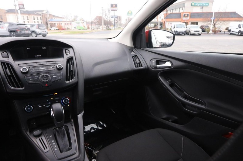 Ford Focus Vehicle Image 14