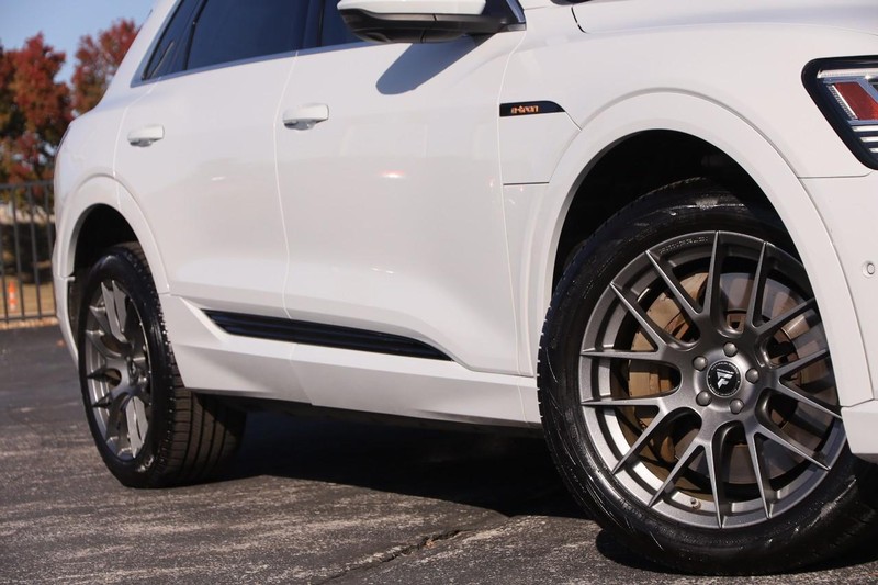 Audi e-tron Vehicle Full-screen Gallery Image 03