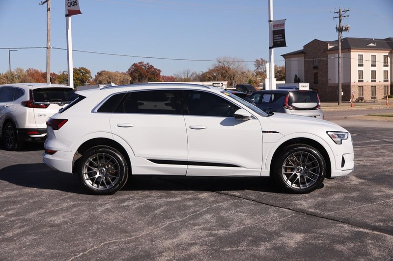 Audi e-tron Vehicle Full-screen Gallery Image 05