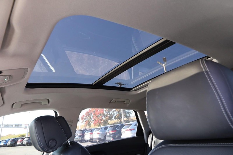 Audi e-tron Vehicle Full-screen Gallery Image 09