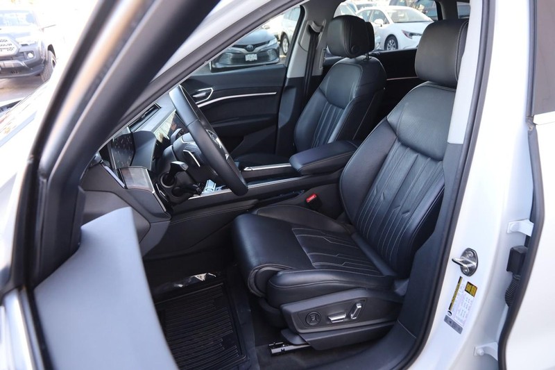 Audi e-tron Vehicle Full-screen Gallery Image 10