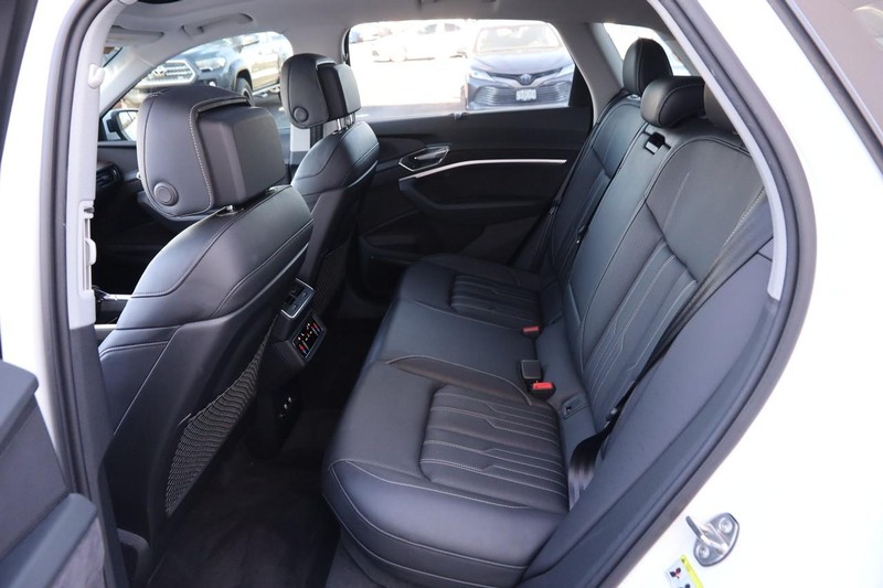 Audi e-tron Vehicle Full-screen Gallery Image 11