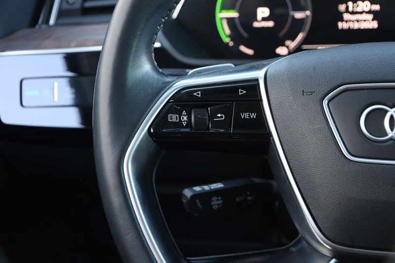 Audi e-tron Vehicle Full-screen Gallery Image 13