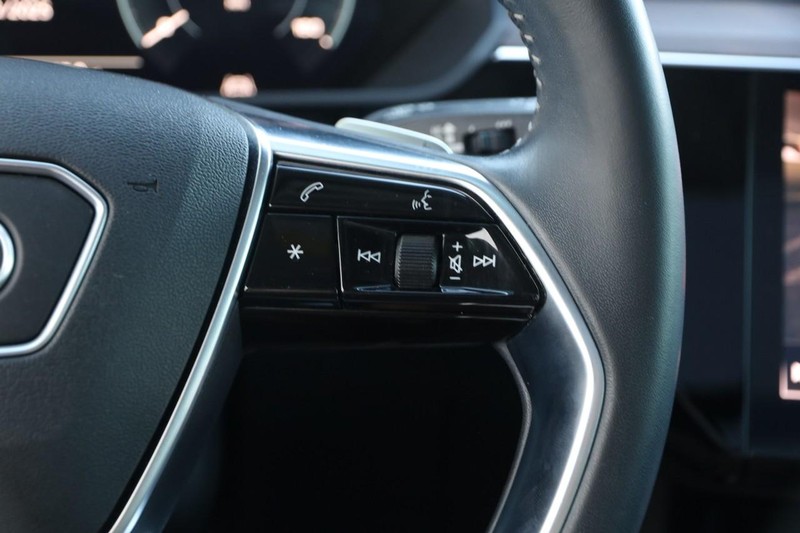 Audi e-tron Vehicle Full-screen Gallery Image 14