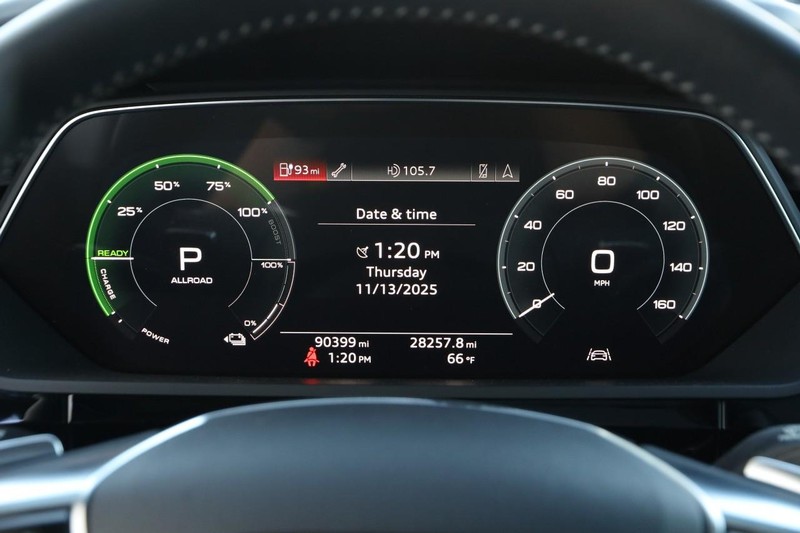 Audi e-tron Vehicle Full-screen Gallery Image 15