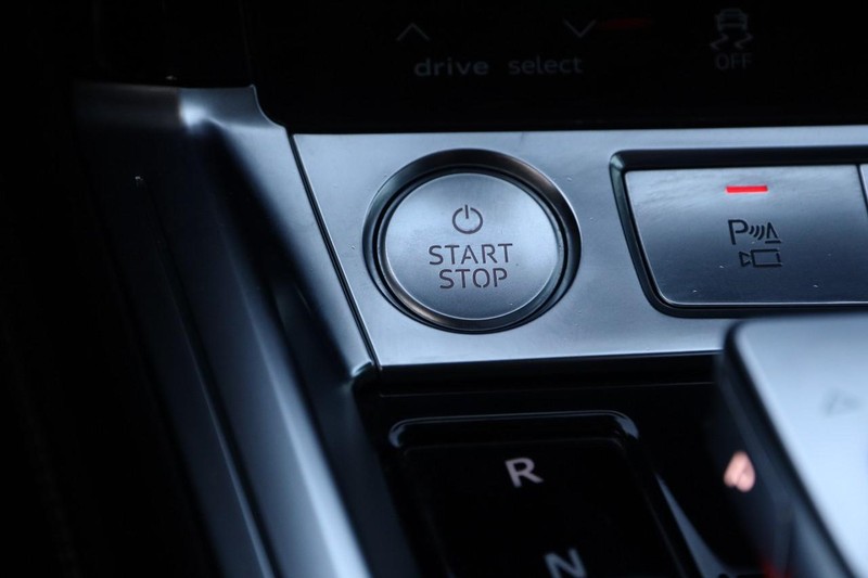 Audi e-tron Vehicle Full-screen Gallery Image 16