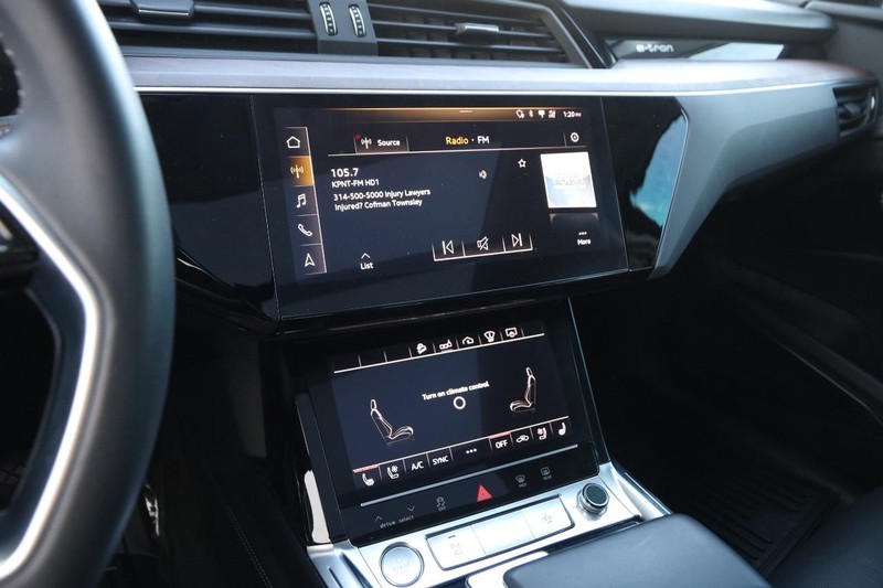 Audi e-tron Vehicle Full-screen Gallery Image 17