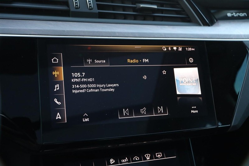 Audi e-tron Vehicle Full-screen Gallery Image 18