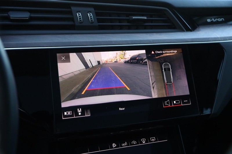 Audi e-tron Vehicle Full-screen Gallery Image 19
