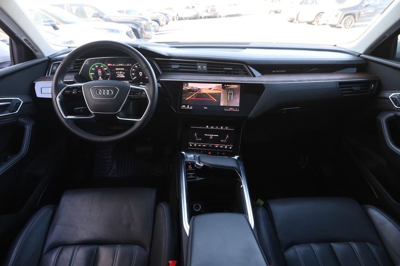 Audi e-tron Vehicle Full-screen Gallery Image 22